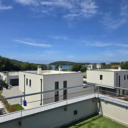 Centinera Mit Pool In Meernaehe *
