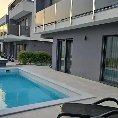 Centinera Mit Pool In Meernaehe