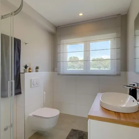 Centinera Mit Pool In Meernaehe *