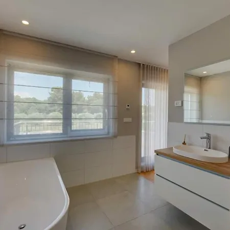 Centinera Mit Pool In Meernaehe