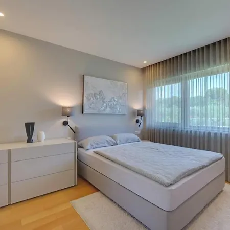 Centinera Mit Pool In Meernaehe Willa *