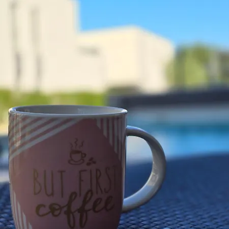 Centinera Mit Pool In Meernaehe *