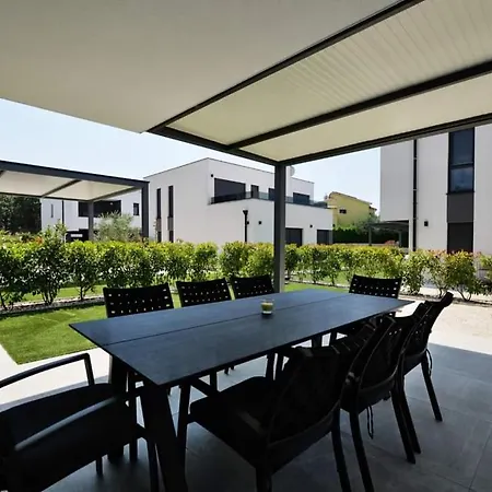 Centinera Mit Pool In Meernaehe Willa