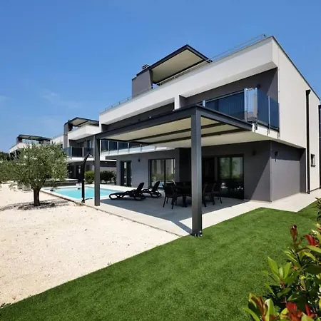 Centinera Mit Pool In Meernaehe *