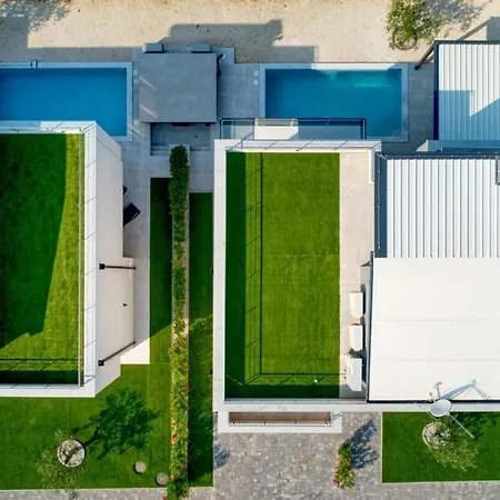 Centinera Mit Pool In Meernaehe