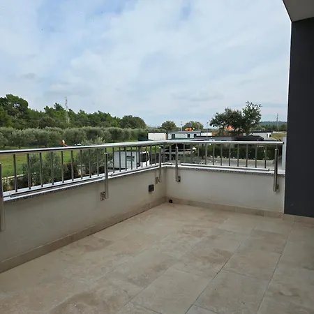Centinera Mit Pool In Meernaehe Willa Banjole