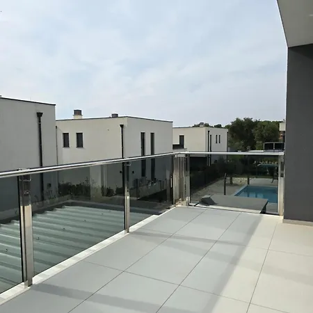 Willa Centinera Mit Pool In Meernaehe Banjole